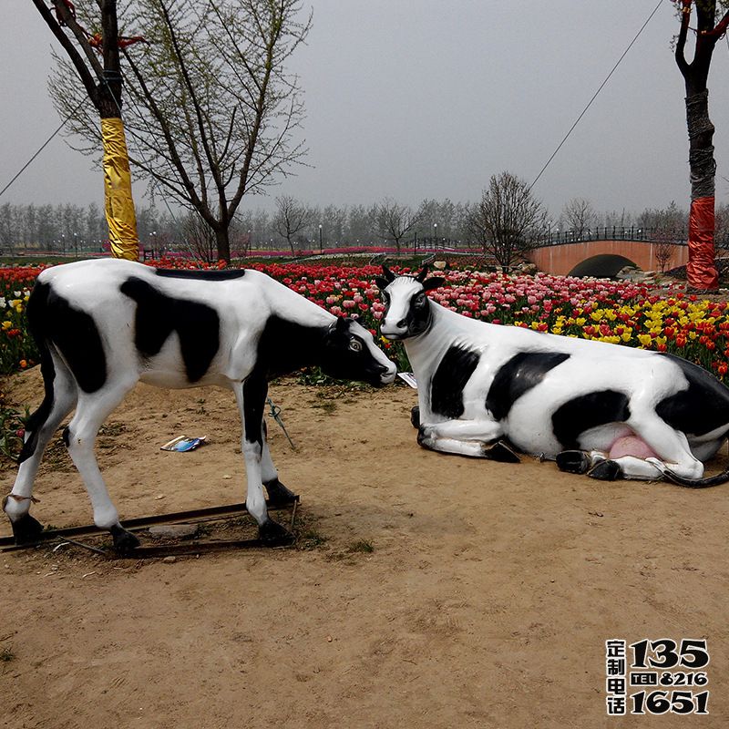 農(nóng)場(chǎng)戶(hù)外玻璃鋼仿真奶牛雕塑 農(nóng)場(chǎng)戶(hù)外玻璃鋼仿真奶牛雕塑